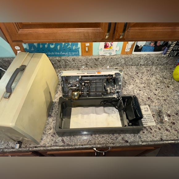 White Sewing Machine 
Zigzag Stitcher 35418 - Picture 4 of 16